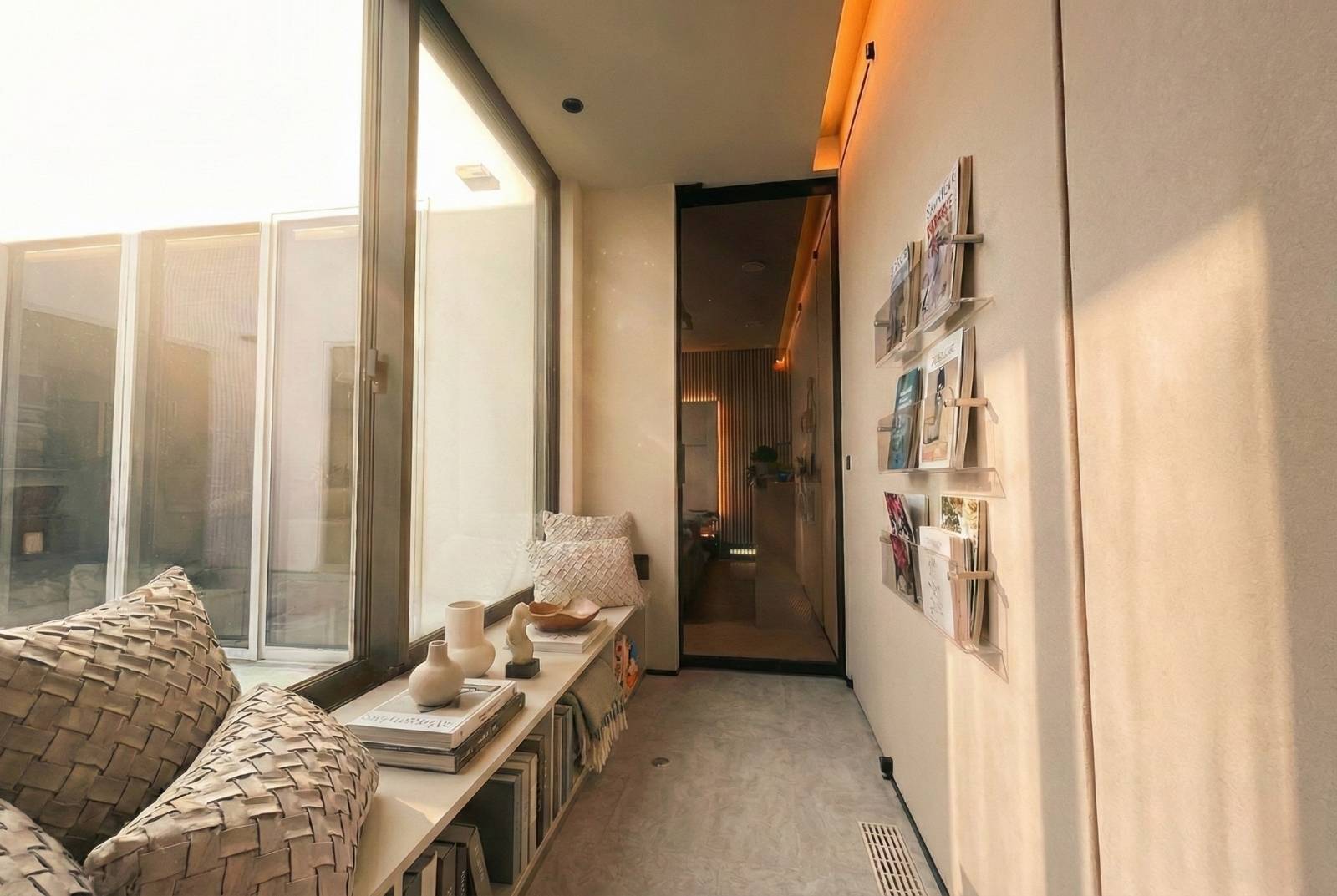 計画段階から建築として組み込まれたヌック — 筆者自邸のエントリーウェイ