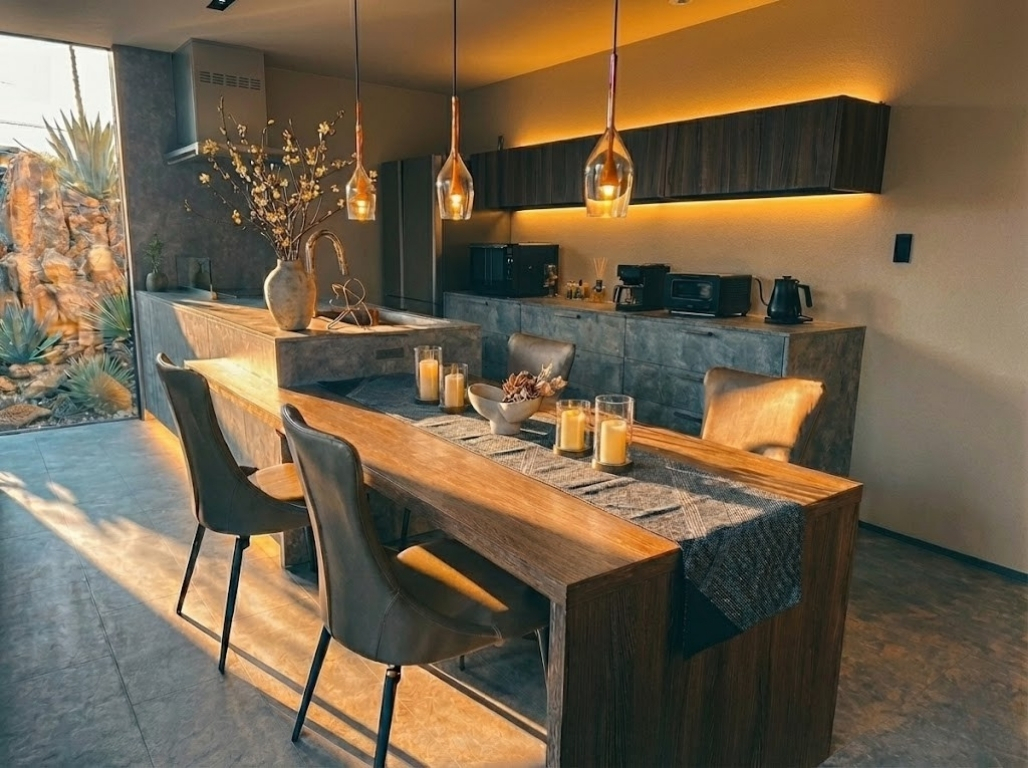 キッチンと一体化したダイニング——切り欠け接続による空間連続化