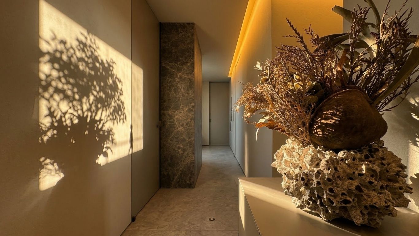 壁面に描かれた樹木のような影と有機的な質感を持つオブジェ。完璧な平面があるからこそ成立する光と影のアート