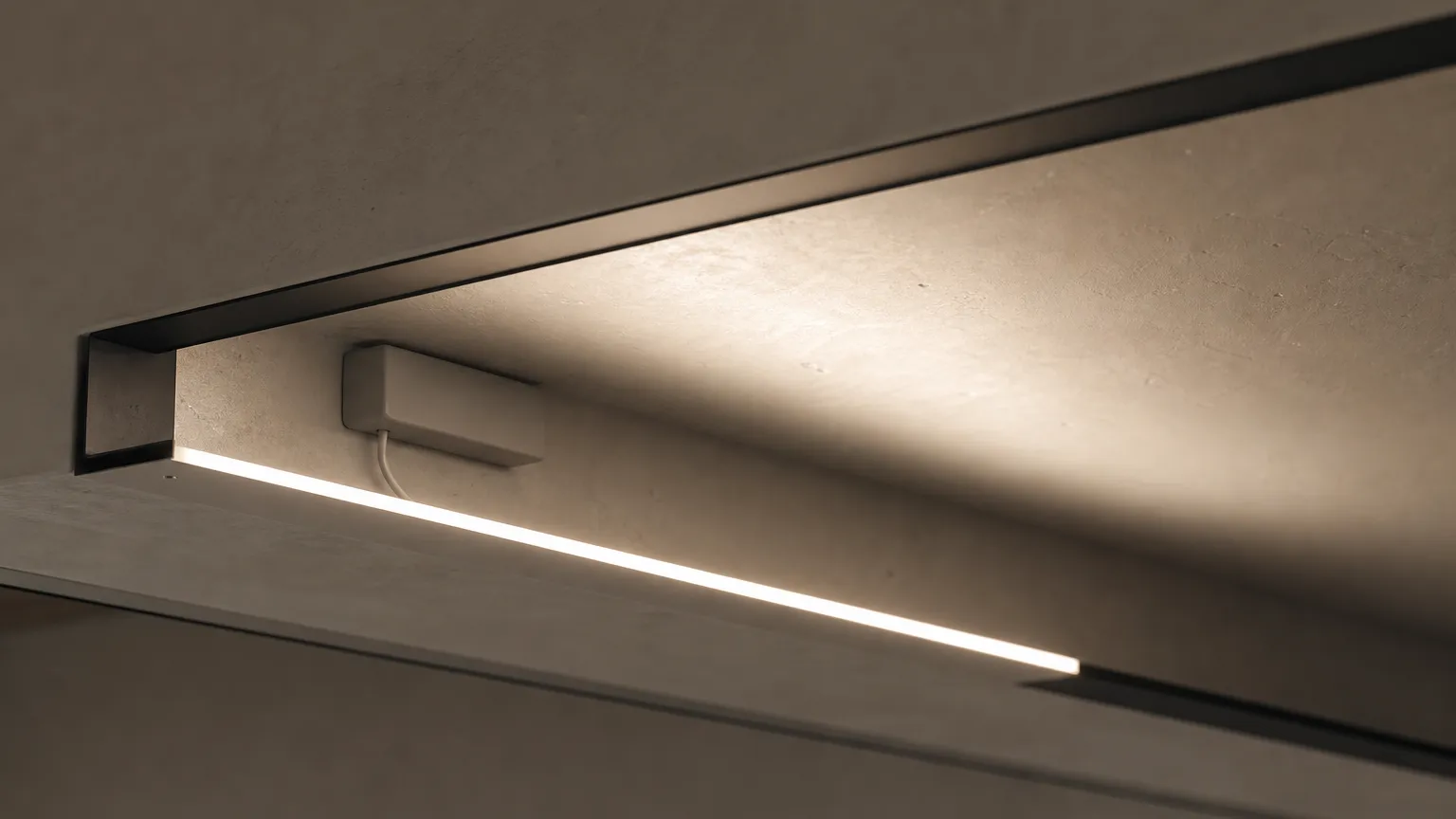 造作内に固定された一体型LED間接照明の器具