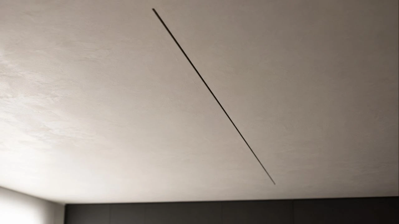 ダイニングテーブルの上を通る埋め込みダクトレールの線と照明器具