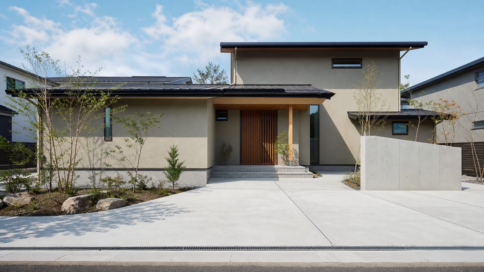 引越しや駐車の余白を確保した新築住宅の driveway