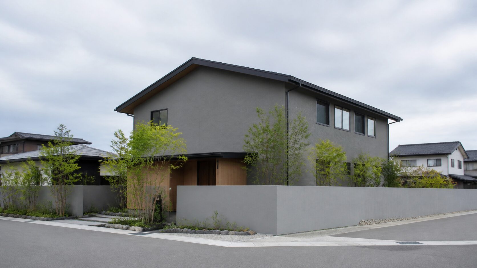 遠景で屋根と建物の塊を確認する戸建て外観