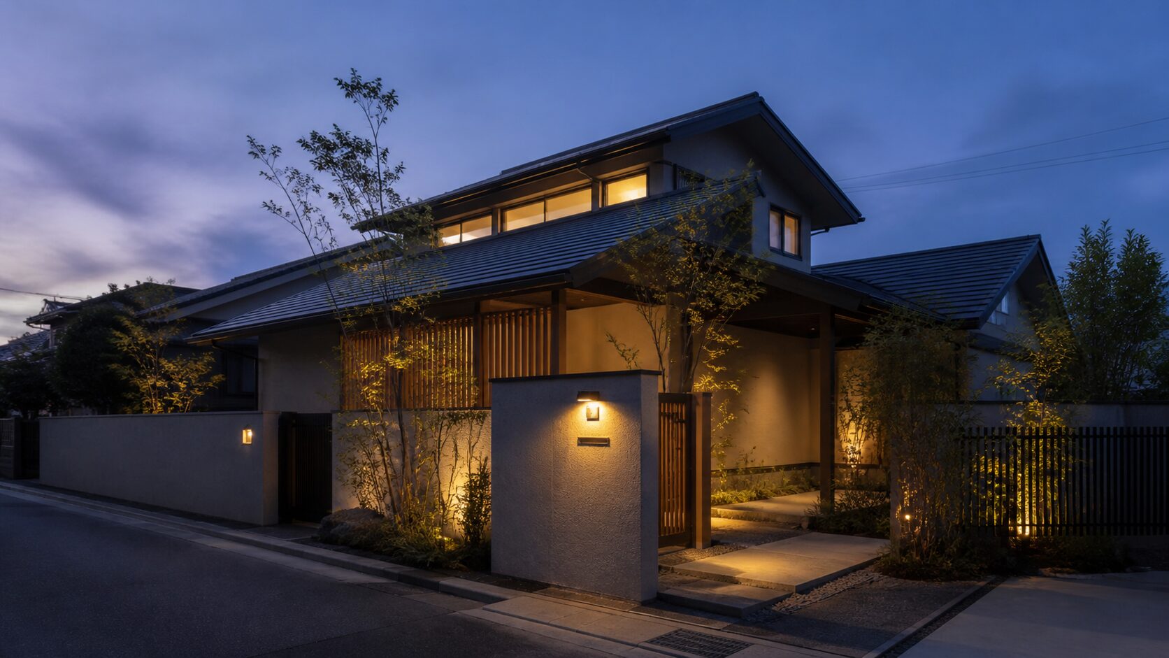 夕方の照明で外観と門柱を確認する戸建て
