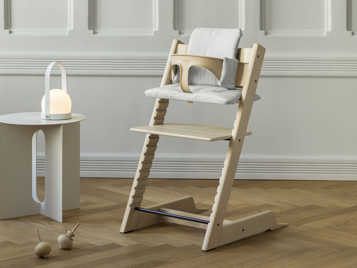 Baby Setとクッションを付けたナチュラル色のトリップ トラップ